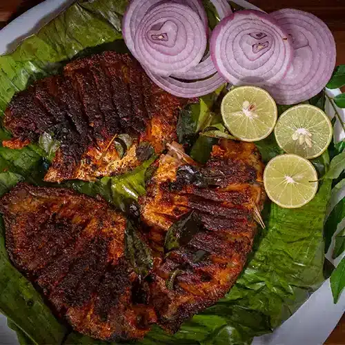 Grilled fish with onions and lime
